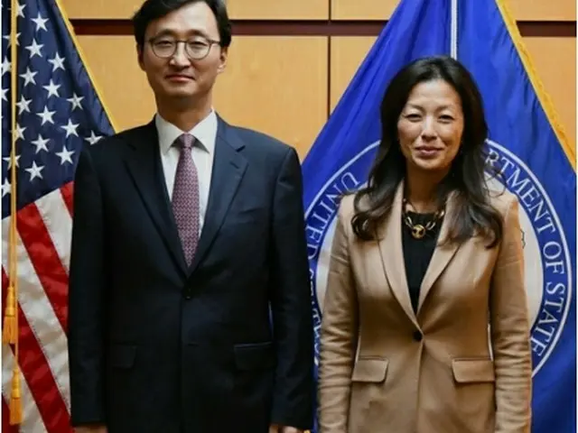 会議に出席した李泰雨・北朝鮮核外交企画団長（左）とジョン・パク北朝鮮担当特別副代表（外交部提供）＝（聯合ニュース）≪転載・転用禁止≫