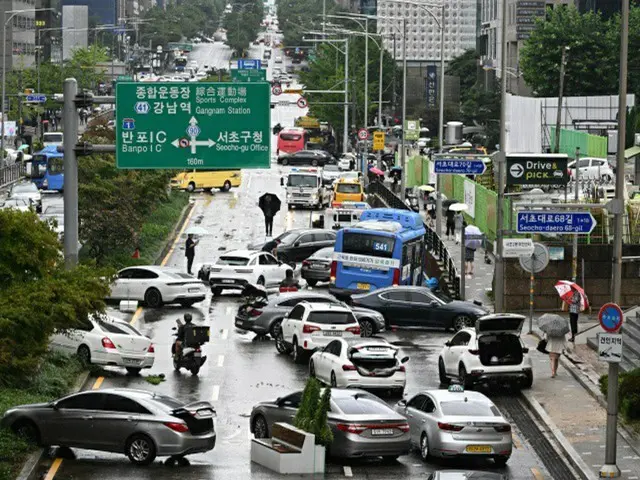 9日、韓国ソウル瑞草区のアパート付近で、前日の豪雨により浸水した車両が放置されている様子（画像提供:wowkorea）
