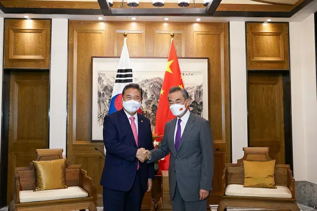 韓国の朴振外相（左）と中国の王毅 国務委員兼外相が9日（現地時間）、中国山東省青島のホテルで会談を前に握手している様子（画像提供:wowkorea）