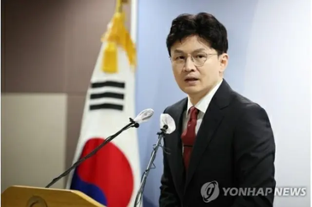 法務部庁舎で記者会見する韓東勲（ハン・ドンフン）法務部長官＝１１日、果川（聯合ニュース）