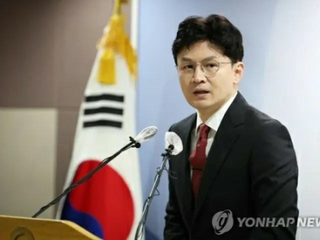 法務部庁舎で記者会見する韓東勲(ハン・ドンフン)法務部長官=11日、果川(聯合ニュース)