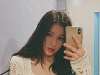 「TWICE」サナ、クロップトップであらわになったぜい肉のないお腹…露出具合も“センス満点”
