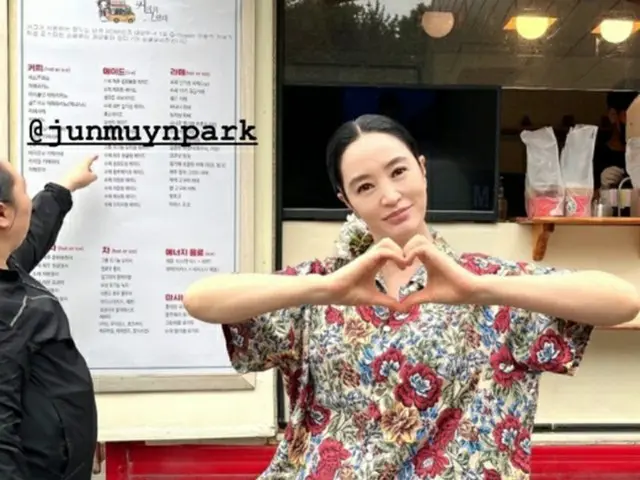 女優キム・ヘス、撮影の休憩中はラクな格好で…映画「密輸」の撮影チームからコーヒーワゴンのプレゼント（画像提供:wowkorea）