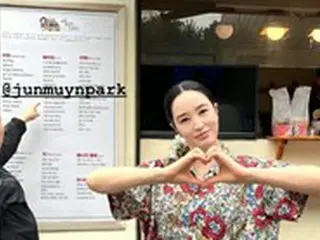 女優キム・ヘス、撮影の休憩中はラクな格好で…映画「密輸」の撮影チームからコーヒーワゴンのプレゼント