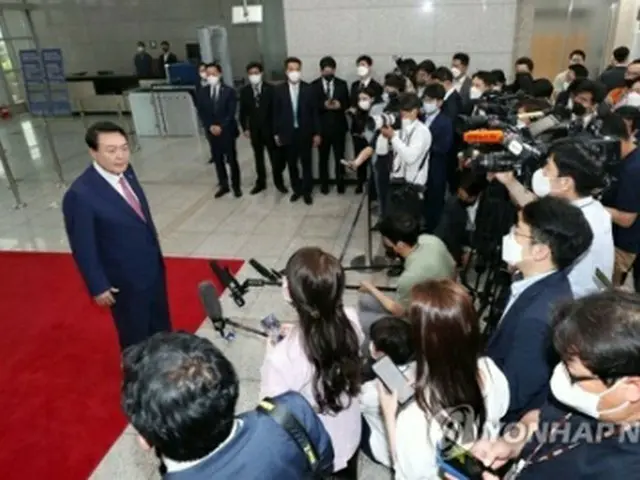 ぶら下がり取材に応じる尹大統領（資料写真）＝（聯合ニュース）