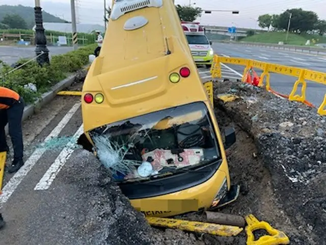 大雨の後は「シンクホールの恐怖」…通勤バスが転落し乗客負傷＝韓国（画像提供:wowkorea）