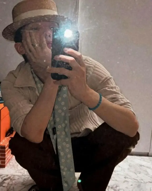 G-DRAGON（BIGBANG）、鏡を利用した自撮りも画報級…しゃがんでもセクシー（画像提供:wowkorea）