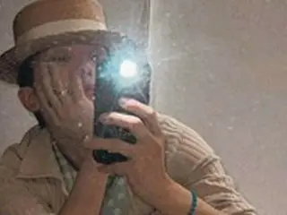 G-DRAGON（BIGBANG）、鏡を利用した自撮りも画報級…しゃがんでもセクシー