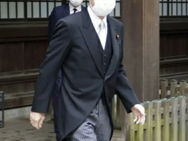 靖国神社を参拝する西村康稔経済産業相＝13日、東京（共同＝聯合ニュース）