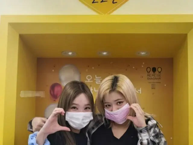「TWICE」メンバーが”婚姻届”を提出？江南区庁での仲良し2ショットが話題に（画像提供:wowkorea）
