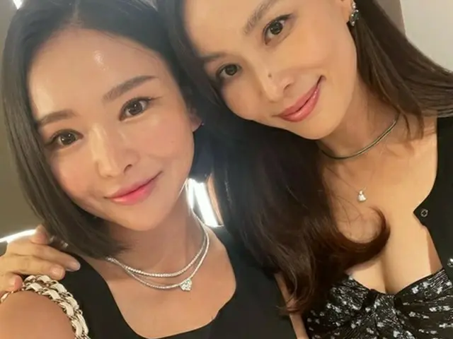 女優コ・ソヨンと超接近2ショットを撮った彼女は誰？チャン・ドンゴンとも親しいビューティーブランド代表（画像提供:wowkorea）