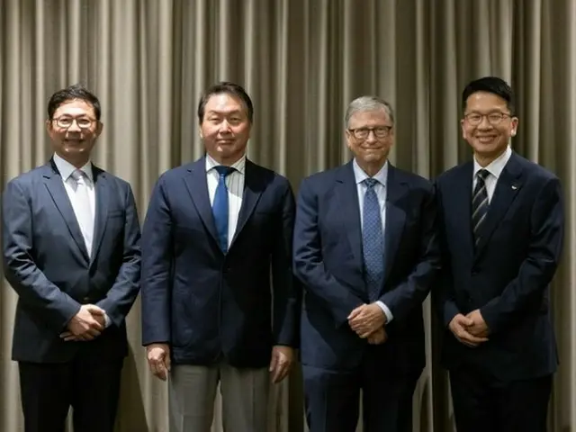 16日、訪韓したビル・ゲイツ氏（右から2番目）とSKグループの崔泰源会長（左から2番目）が対面した様子（画像提供:wowkorea）