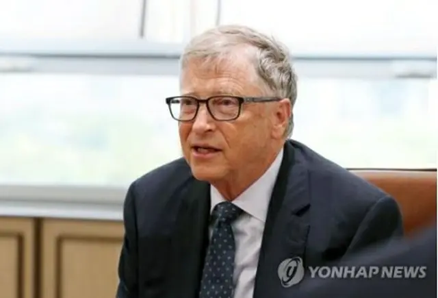 １６日に尹錫悦大統領を大統領室庁舎に訪ねたゲイツ氏（大統領室通信写真記者団）＝（聯合ニュース）