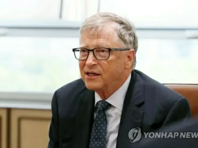 １６日に尹錫悦大統領を大統領室庁舎に訪ねたゲイツ氏（大統領室通信写真記者団）＝（聯合ニュース）