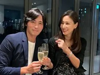 俳優チャン・ドンゴン、コ・ソヨン夫婦…シャンパンで乾杯のツーショットに“びっくり”