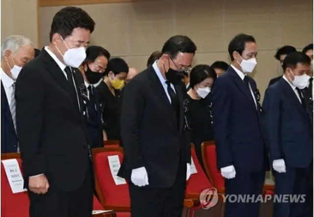 追悼式で黙とうをささげる出席者（国会写真記者団）＝18日、ソウル（聯合ニュース）