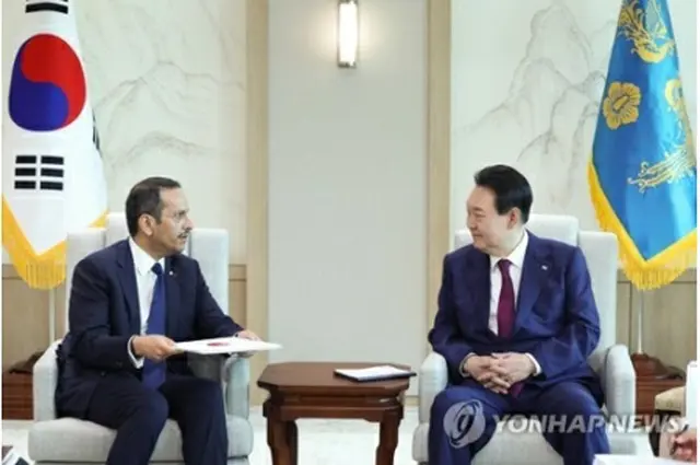 面会した尹大統領（右）とムハンマド副首相兼外相（大統領室提供）＝（聯合ニュース）≪転載・転用禁止≫