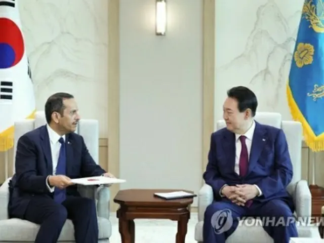 面会した尹大統領（右）とムハンマド副首相兼外相（大統領室提供）＝（聯合ニュース）≪転載・転用禁止≫