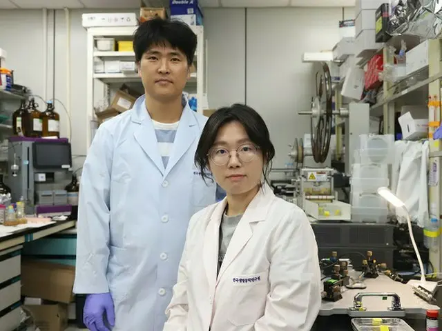韓国生命工学研究院・感染症研究センターのクォン・オソク博士（左）と研究院（画像提供:wowkorea）
