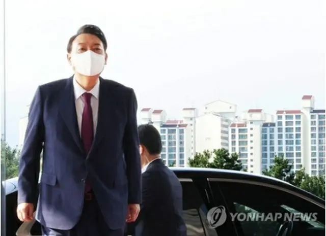 ソウル・竜山の大統領室庁舎に出勤した尹大統領＝１８日、ソウル（聯合ニュース）