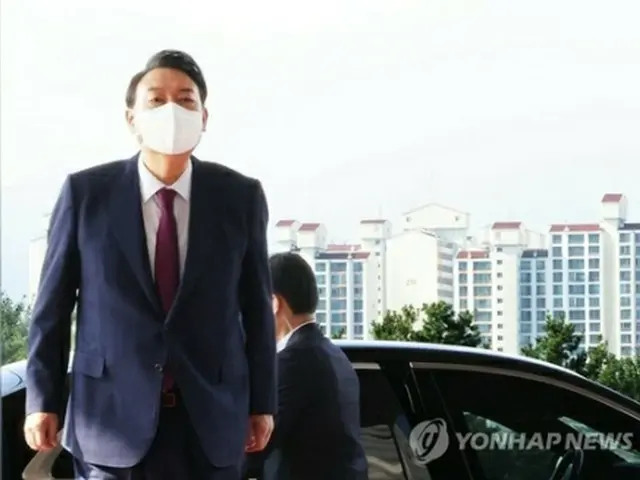 ソウル・竜山の大統領室庁舎に出勤した尹大統領＝１８日、ソウル（聯合ニュース）