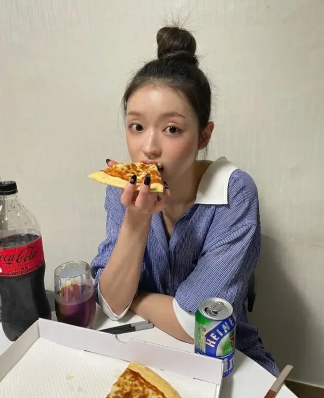 ユア（OH MY GIRL）、夜食を食べる姿もアイドルらしい…ラブリーな魅力（画像提供:wowkorea）