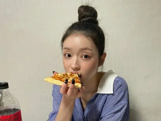 ユア（OH MY GIRL）、夜食を食べる姿もアイドルらしい…ラブリーな魅力（画像提供:wowkorea）