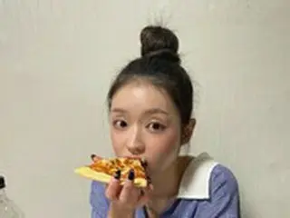 ユア（OH MY GIRL）、夜食を食べる姿もアイドルらしい…ラブリーな魅力