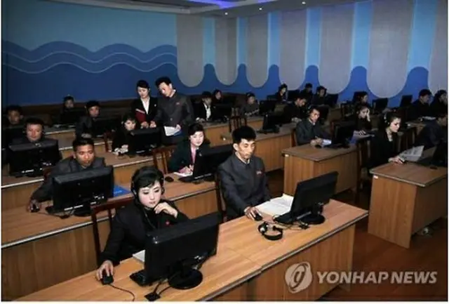 北朝鮮の朝鮮労働党機関紙、労働新聞が２０１５年に紹介したオンライン教育を受ける平壌・綾羅イルカ館の従業員＝（聯合ニュース）≪転載・転用禁止≫