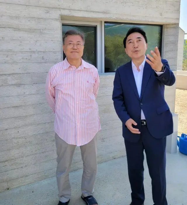 文在寅前大統領とパク・スヒョン前大統領府国民疎通首席（画像提供:wowkorea）