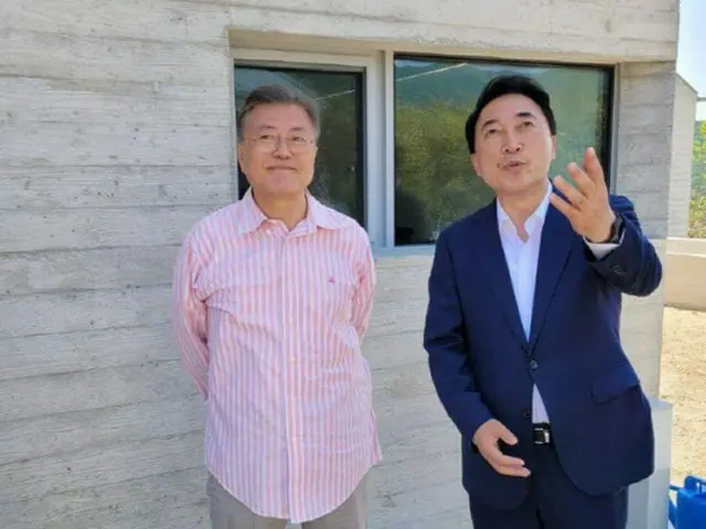 文在寅前大統領とパク・スヒョン前大統領府国民疎通首席（画像提供:wowkorea）