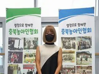 日本人タレントサオリ、 手話で「BTS」の「Permission to Dance」を披露…ろうあ者協会から感謝の盾