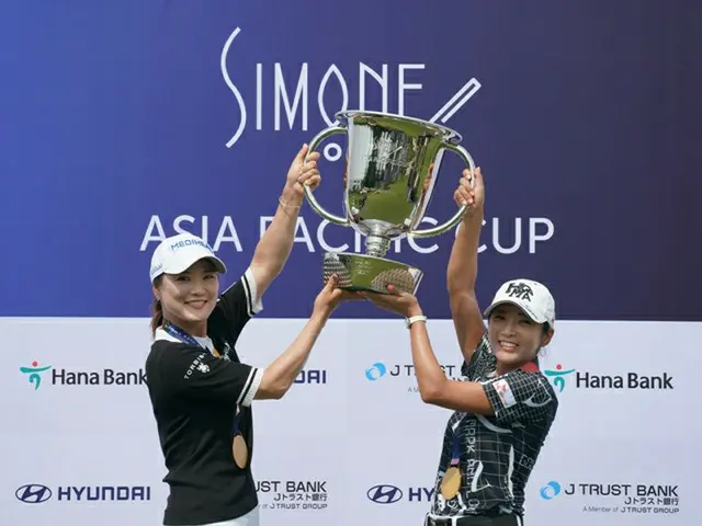 団体戦の優勝トロフィーを掲げるユ・ソヨン（左）とイ・ボミ（右）（画像提供:wowkorea）