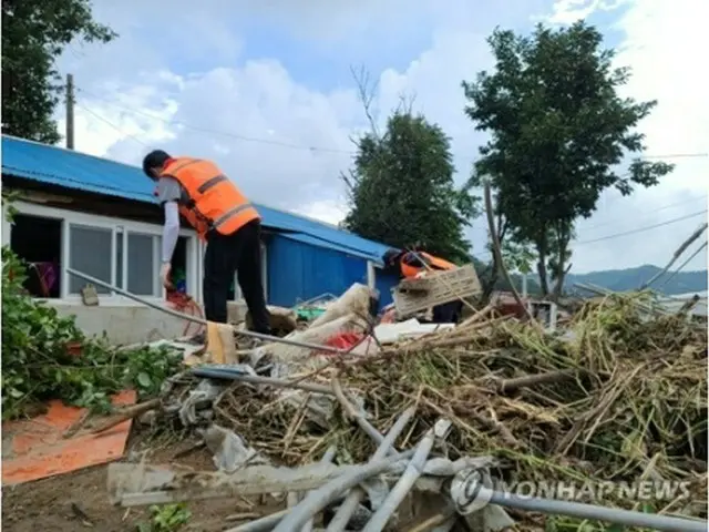 豪雨に見舞われた忠清南道扶余郡で復旧支援活動に当たる消防庁の職員（同庁提供）＝（聯合ニュース）≪転載・転用禁止≫