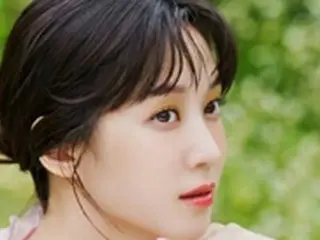 女優パク・ウンビン、“ウ・ヨンウ”とは正反対の表情…グラビアのビハインドカットで魅せた優雅さ