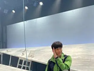 俳優キム・ソンホ、魅力的な“えくぼ笑顔”… 舞台「Touching The Void」で活動再開