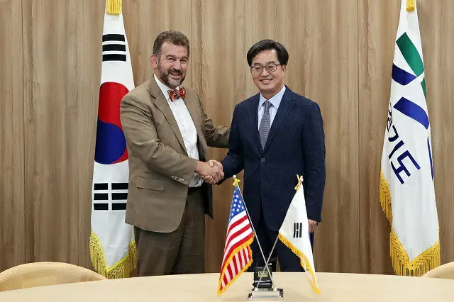 韓国京畿道の金東兗知事は22日、訪韓したChap Petersen米バージニア州上院議員に会った（画像提供:wowkorea）
