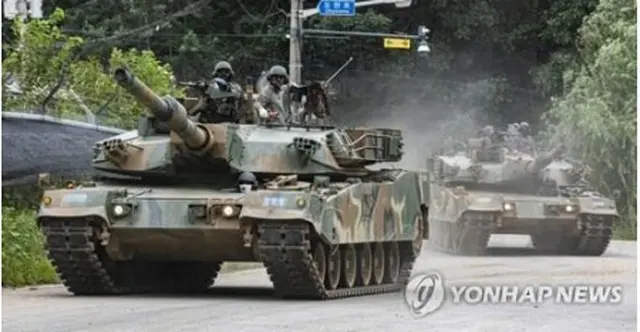 22日、京畿道坡州市の陸軍訓練場を移動するK1A2戦車＝（聯合ニュース）