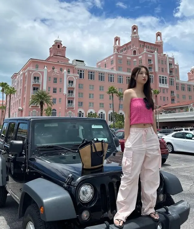 女優チョン・ヘソン、車の上に立ち威風堂々…自分の車なの？（画像提供:wowkorea）