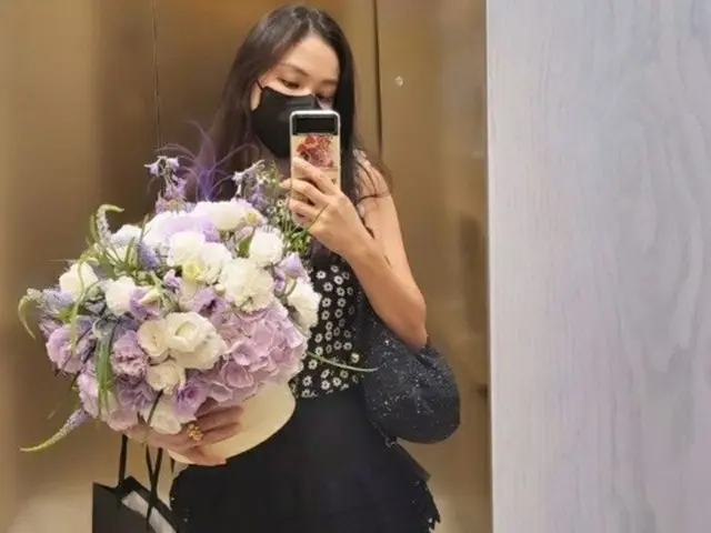 女優コ・ソヨン、大きな花束に感謝…もうすぐ”50代”CEOの変わらない脚線美（画像提供:wowkorea）
