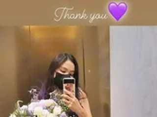女優コ・ソヨン、大きな花束に感謝…もうすぐ”50代”CEOの変わらない脚線美
