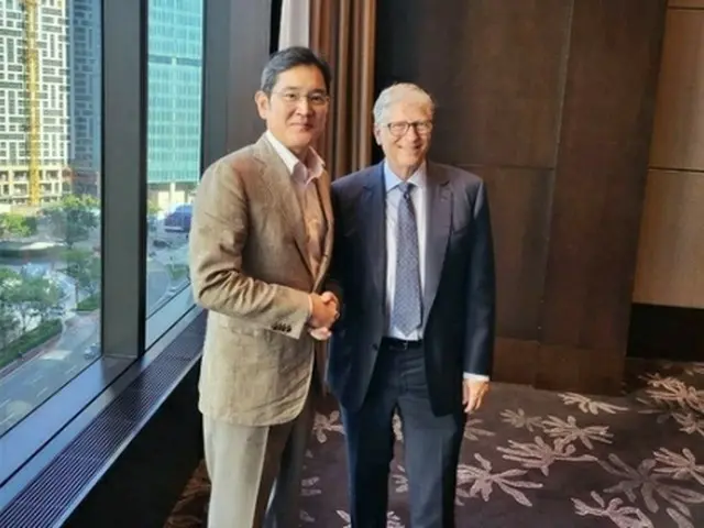 李在鎔氏（左）とビル・ゲイツ氏（サムスン電子提供）＝（聯合ニュース）≪転載・転用禁止≫