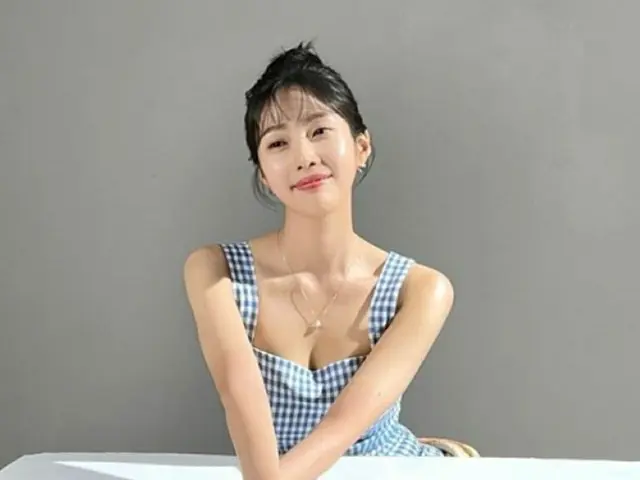 “Crushと熱愛中”ジョイ（Red Velvet）、爽やかだけどグラマーなギャップの魅力を発散…広告撮影現場でのオフショット（画像提供:wowkorea）