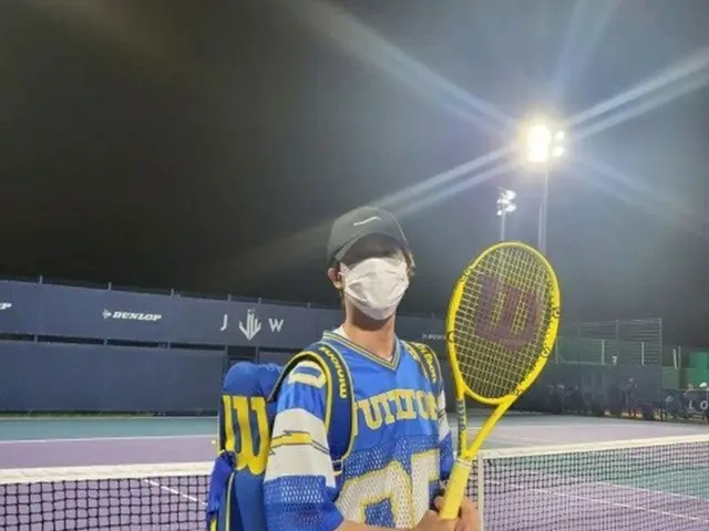 「BTS」JIN、”走れ、バンタン！”…ライトよりまぶしいテニスコートの貴公子誕生（画像提供:wowkorea）