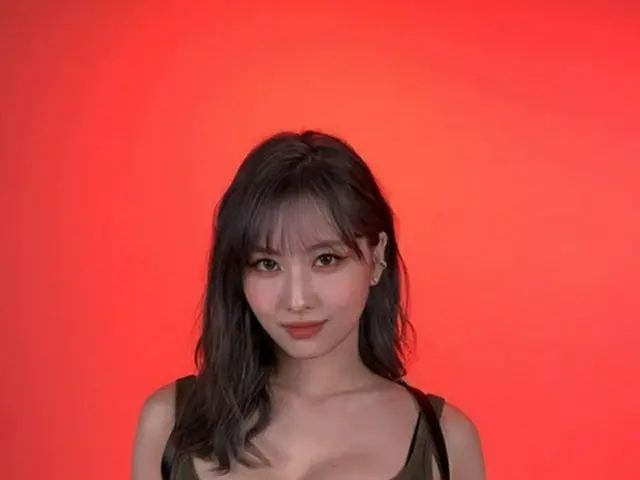 「TWICE」モモ、スリムでグラマーなスタイル…オレンジレッドの背景よりホットな魅力のカリスマ発散（画像提供:wowkorea）