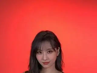「TWICE」モモ、スリムでグラマーなスタイル…オレンジレッドの背景よりホットな魅力のカリスマ発散