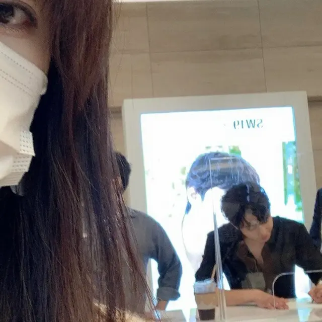 「私はSOLO」9期のオクスンが俳優アン・ヒョソプを背景に自撮りを撮影。（画像提供:wowkorea）