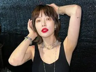 歌手ヒョナ、ショートヘアもお似合い…ブラトップで腹筋チラリ