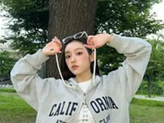 ユア（OH MY GIRL）、秋ファッションも果敢に露出…服に穴が…？