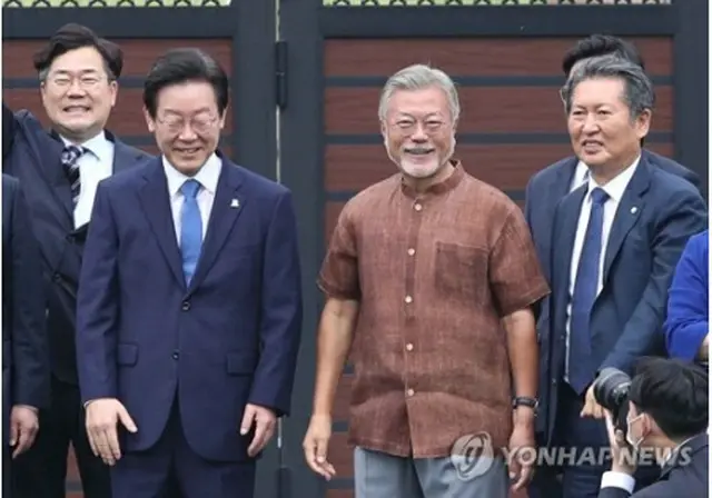 李在明氏（左から２人目）と文在寅氏（同３人目）＝２９日、ソウル（聯合ニュース）